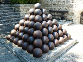 cannon-balls-187243_1280